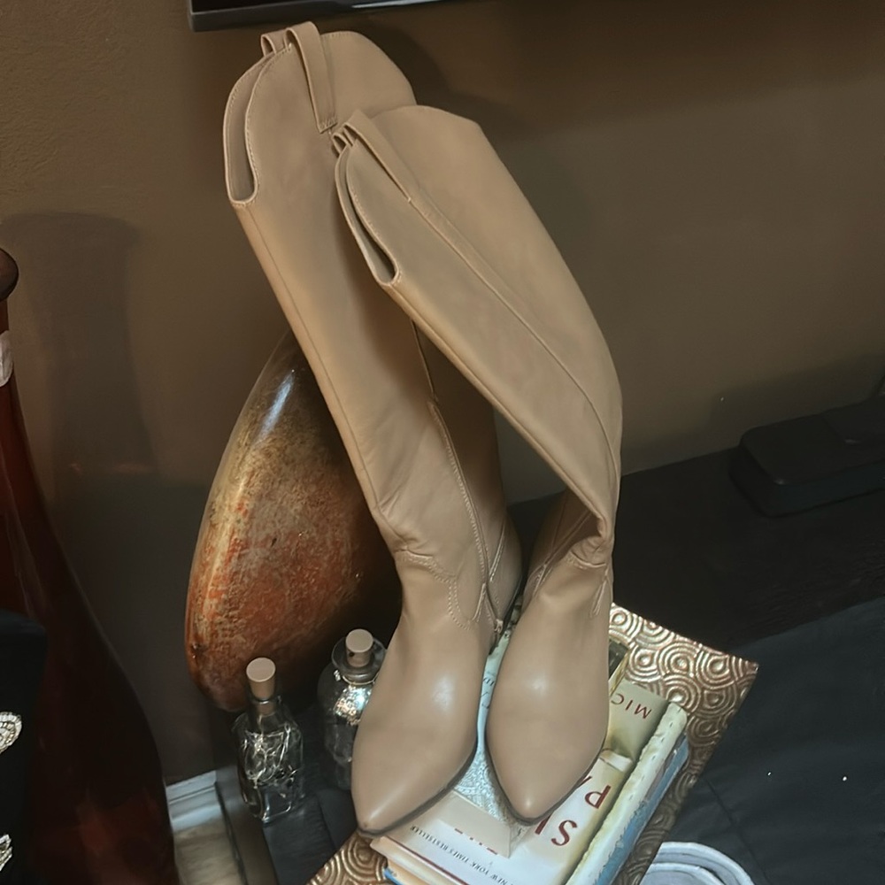 Riding boot style with side zipper